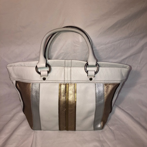 Tignanello Handbags - Tignanello Leather purse